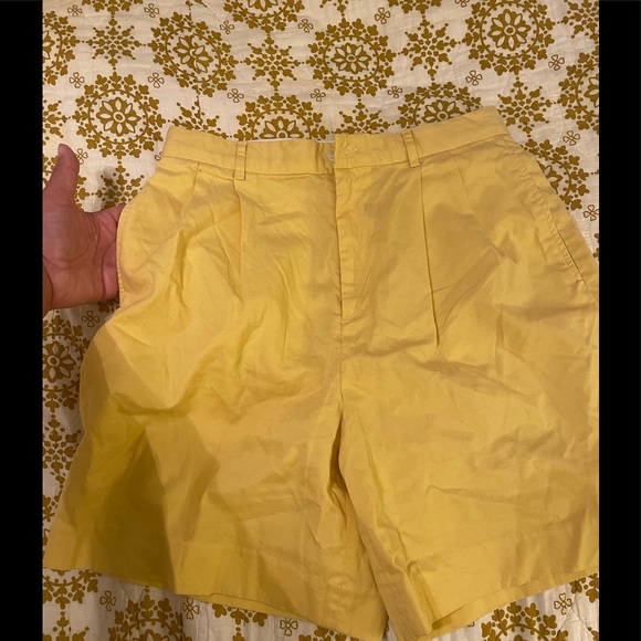 Ralph Lauren Golf Pleated Yellow Shorts - Picture 3 of 6